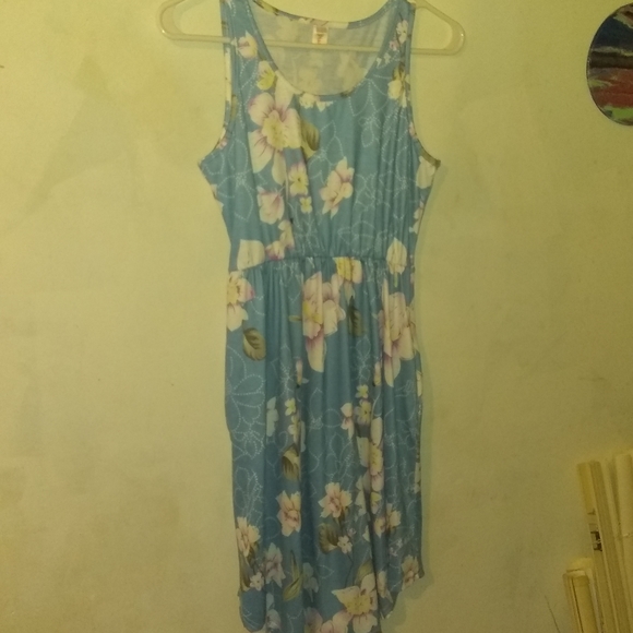 Dresses - Picture 6 of 9